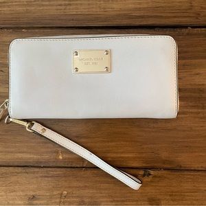 MK - White Wallet